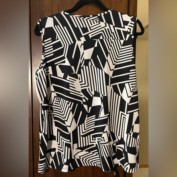 Non wrinkle sleeveless top - Picture 5 of 5